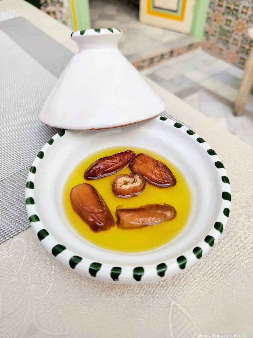 Dattes tunisiennes à l'huile d'olive. Avec du pain local frais, un vrai délice. Dattes tunisiennes à l'huile d'olive. Avec du pain local frais, un vrai délice.