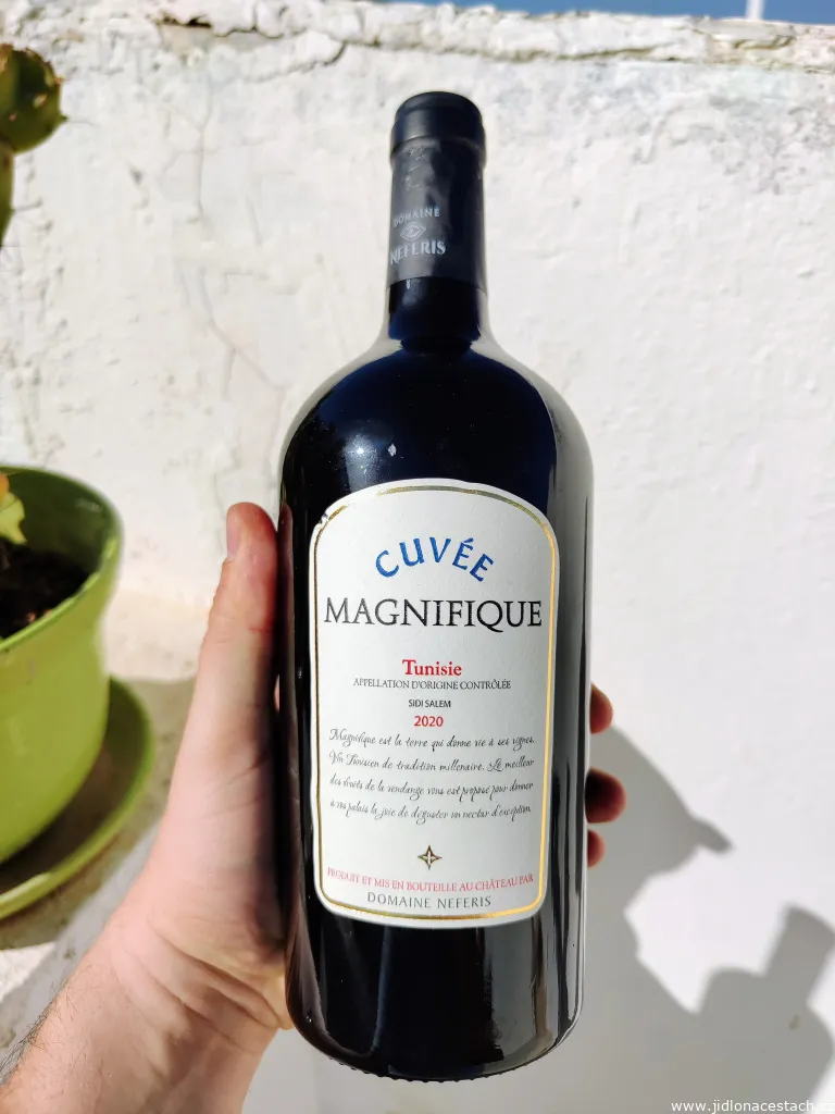 Tuniské červené víno. Tuniské červené víno.