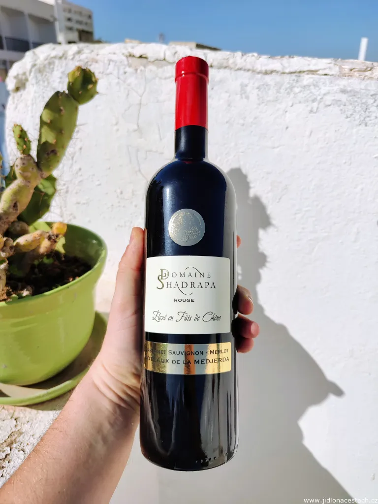 Tunesischer Rotwein Coteaux de la Medjerda vom Weingut Domaine Shadrapa, Jahrgang 2020. Der Wein stammt aus der Region Coteaux de la Medjerda, die für ihre lange Weinbaugeschichte bis zurück in die phönizische und römische Zeit bekannt ist. Tunesischer Rotwein Coteaux de la Medjerda vom Weingut Domaine Shadrapa, Jahrgang 2020. Der Wein stammt aus der Region Coteaux de la Medjerda, die für ihre lange Weinbaugeschichte bis zurück in die phönizische und römische Zeit bekannt ist.