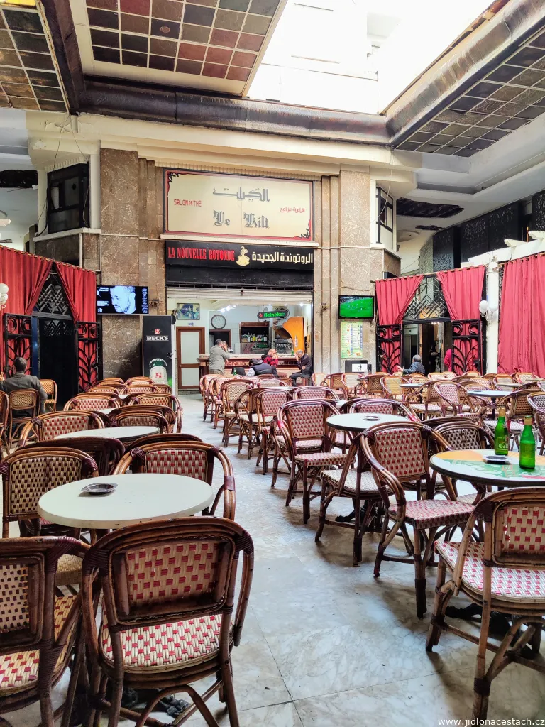 Eine noch leere und kaum verqualmte Bar im Zentrum von Tunis kurz nach dem Öffnen. Eine noch leere und kaum verqualmte Bar im Zentrum von Tunis kurz nach dem Öffnen.