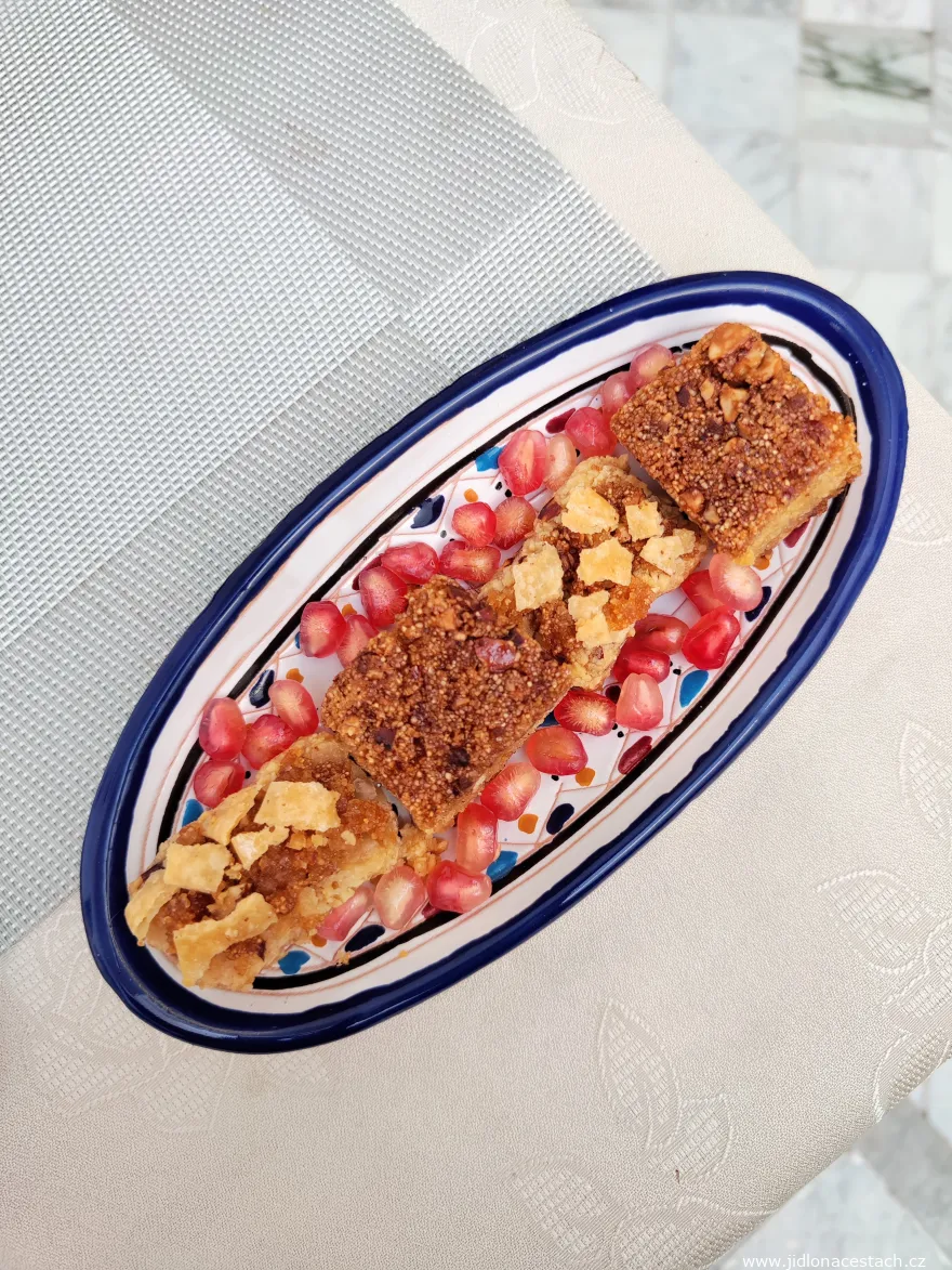 Basbousa: saftiger Grießkuchen. Basbousa: saftiger Grießkuchen.