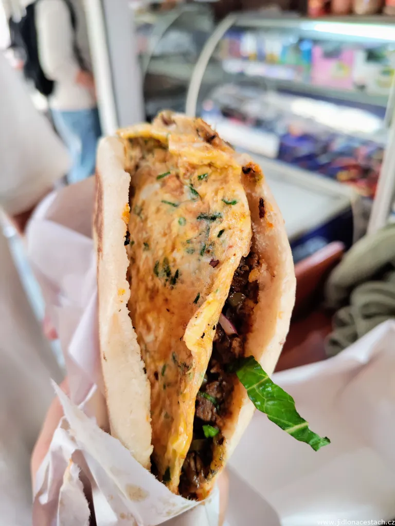 Chapati tunisien mit Omelett, gegrilltem Hähnchenfleisch, Salat und weiteren Zutaten. Chapati tunisien mit Omelett, gegrilltem Hähnchenfleisch, Salat und weiteren Zutaten.
