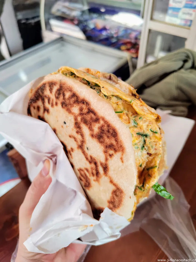 Chapati tunisien mit Omelett, gegrilltem Hähnchenfleisch, Salat und weiteren Zutaten. Chapati tunisien mit Omelett, gegrilltem Hähnchenfleisch, Salat und weiteren Zutaten.