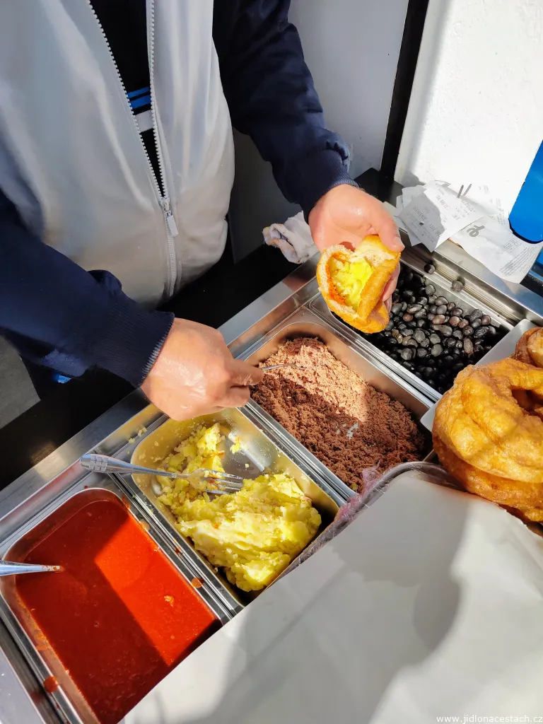 Zubereitung von Fricassé an einem Straßenstand. In den Gastrobehältern sind Harissa, zerdrückte Kartoffeln, Thunfisch und schwarze Oliven.