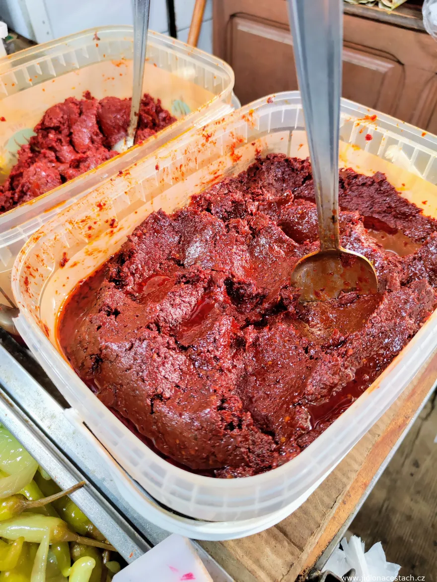 Harissa: die traditionelle scharfe Chilipaste aus Tunesien. Rechts die Variante aus geräucherten Schoten. Harissa: die traditionelle scharfe Chilipaste aus Tunesien. Rechts die Variante aus geräucherten Schoten.