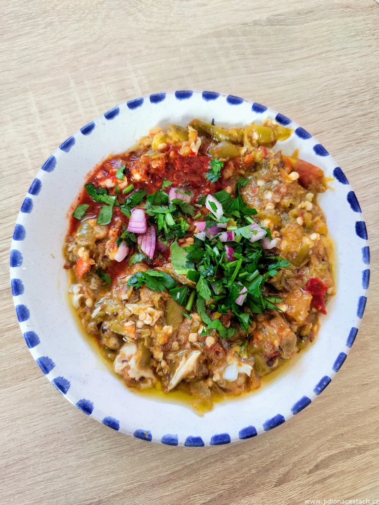 Tunesisches Kafteji, eine Mischung aus fein gehacktem frittiertem Gemüse mit Ei und Harissa. Tunesisches Kafteji, eine Mischung aus fein gehacktem frittiertem Gemüse mit Ei und Harissa.