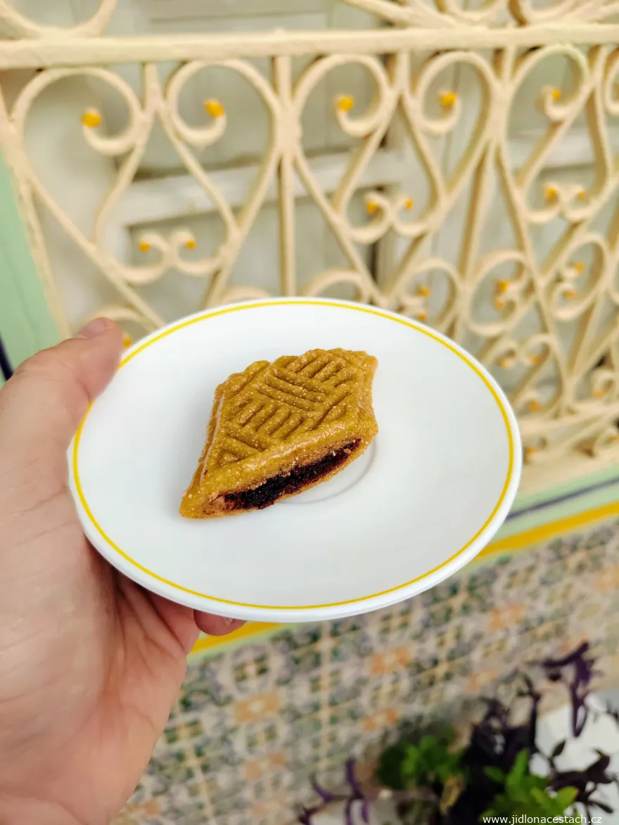 Le makroudh : la douceur typiquement tunisienne originaire de Kairouan. C'est là que je l'ai goûté moi aussi. Le makroudh : la douceur typiquement tunisienne originaire de Kairouan. C'est là que je l'ai goûté moi aussi.