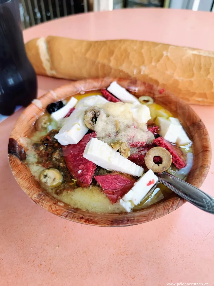 Sahfa thoum: Knoblauchschale mit Käse, Salami und Oliven. Sahfa thoum: Knoblauchschale mit Käse, Salami und Oliven.