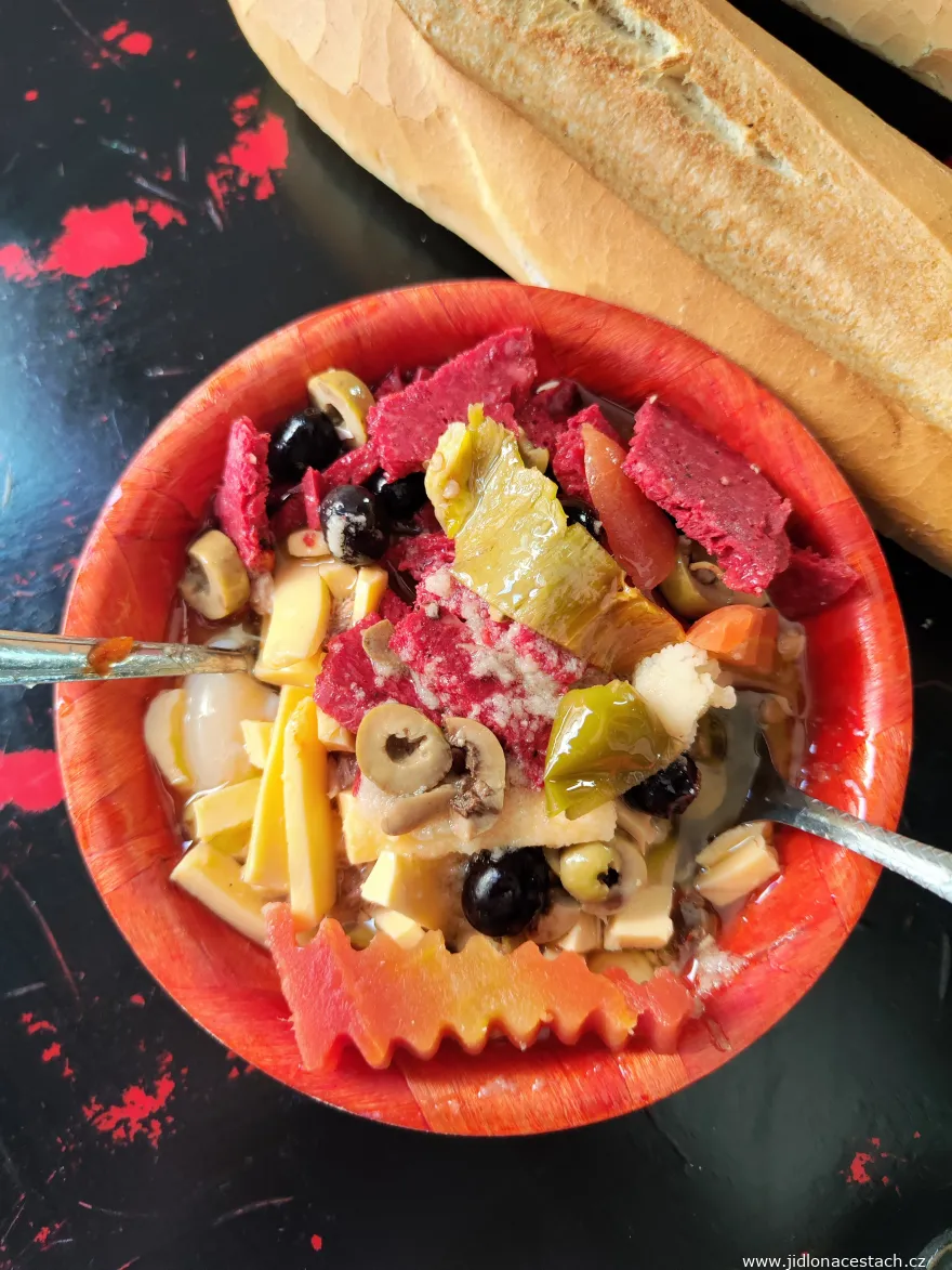 Sahfa thoum: üppigere Version mit Käse und eingelegtem Gemüse. Sahfa thoum: üppigere Version mit Käse und eingelegtem Gemüse.