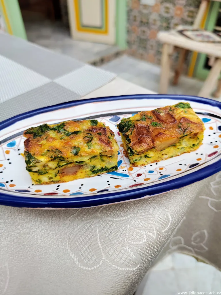 Tajine: typické tuniské jídlo. Tuniský tajine je naprosto odlišný od toho marockého, jedná se o vaječný nákyp.