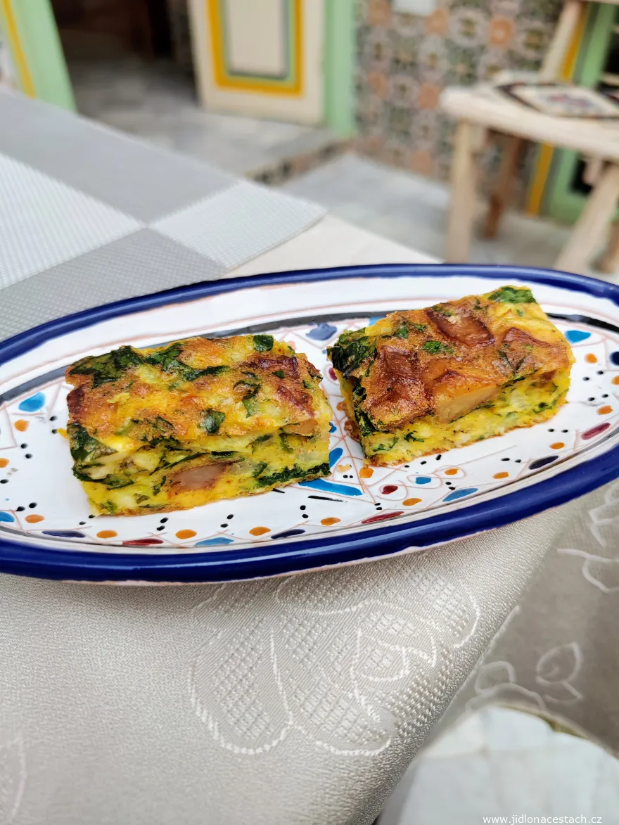 Tajine: typisches tunesisches Essen. Der tunesische Tajine unterscheidet sich völlig vom marokkanischen, es handelt sich um einen Eierauflauf. Tajine: typisches tunesisches Essen. Der tunesische Tajine unterscheidet sich völlig vom marokkanischen, es handelt sich um einen Eierauflauf.