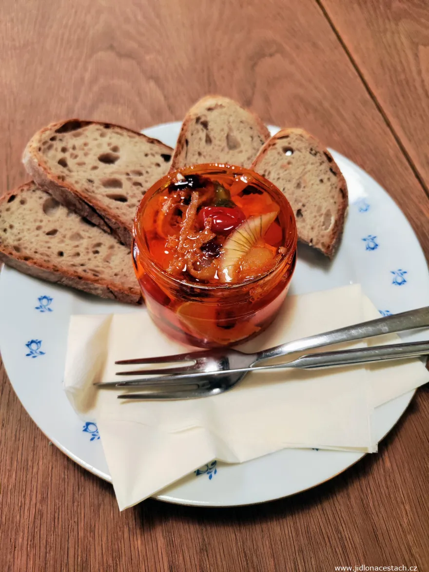 Restaurace Čep & Pec: nakládaný hermelín s chlebem (135 Kč). Restaurace Čep & Pec: nakládaný hermelín s chlebem (135 Kč).