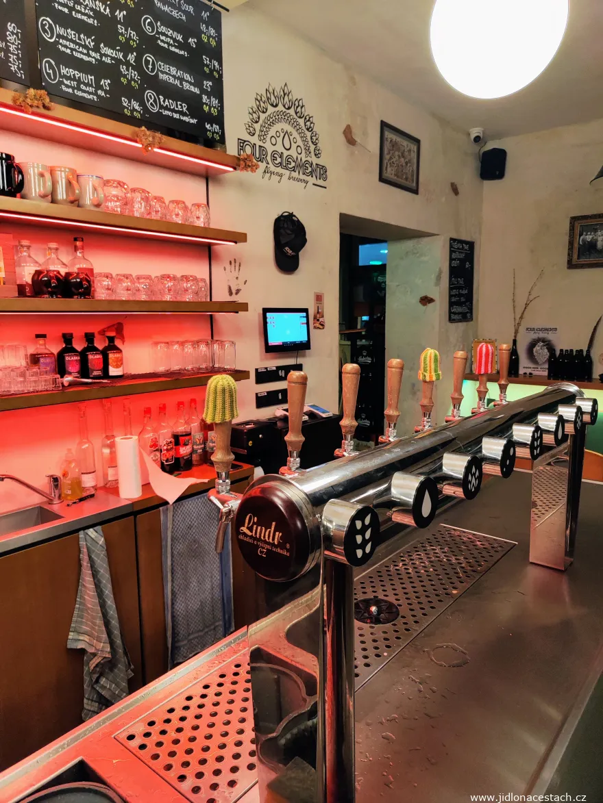 Restaurace Čep & Pec: výčep. Restaurace Čep & Pec: výčep.