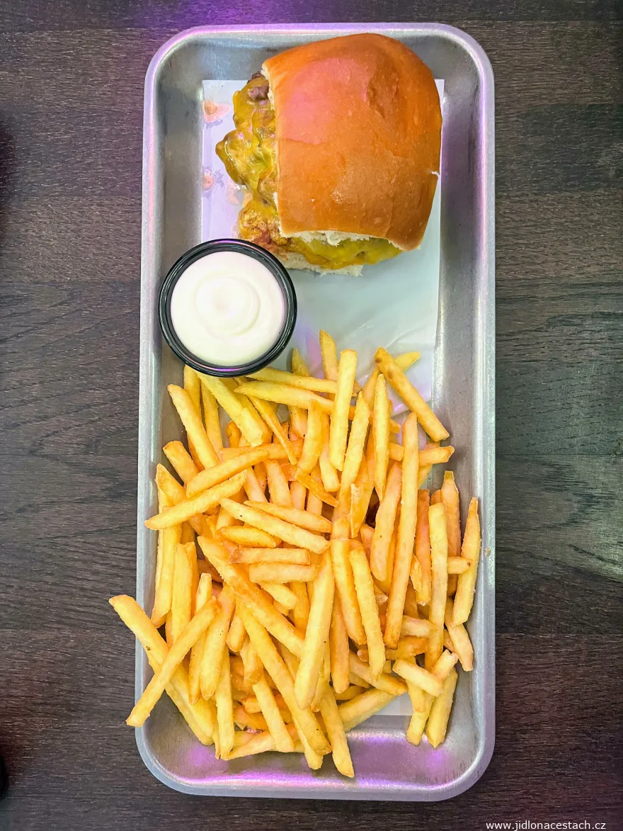 Fatfuck smash burgers und ihr Slider mit Cheddar und Pommes.
