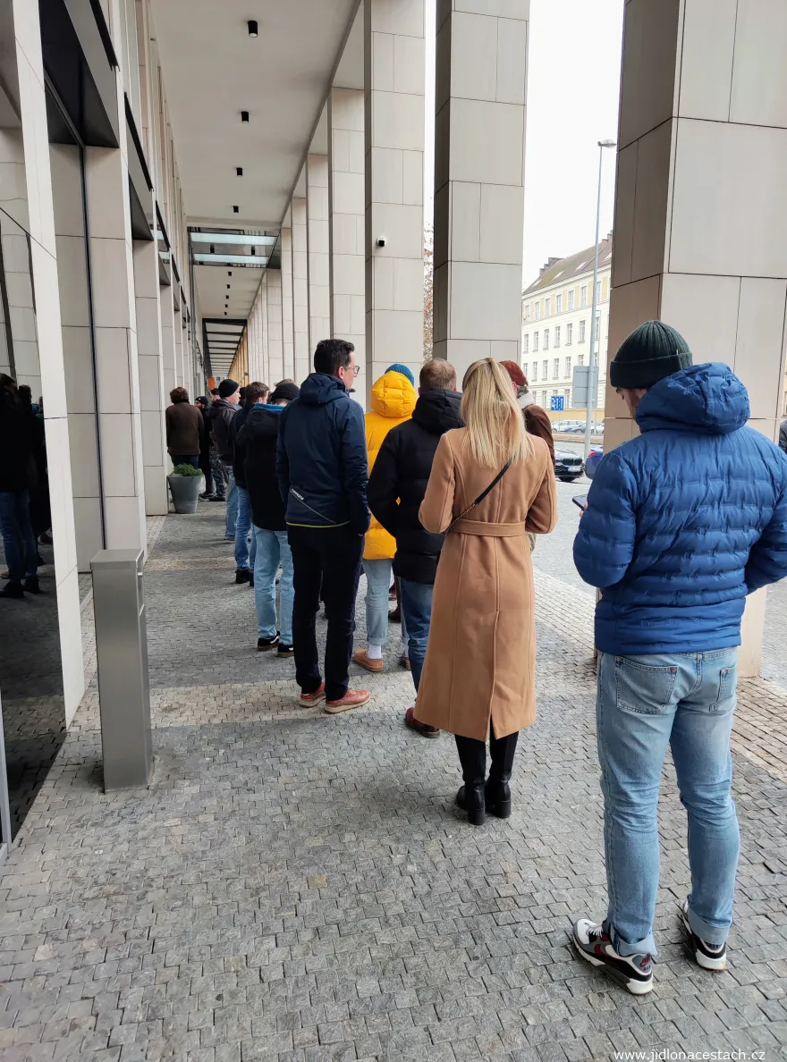 Jídelna Jídlovice Karlín: fronta během obědové špičky není neobvyklá. Naštěstí se zmenšuje rychle. Jídelna Jídlovice Karlín: fronta během obědové špičky není neobvyklá. Naštěstí se zmenšuje rychle.