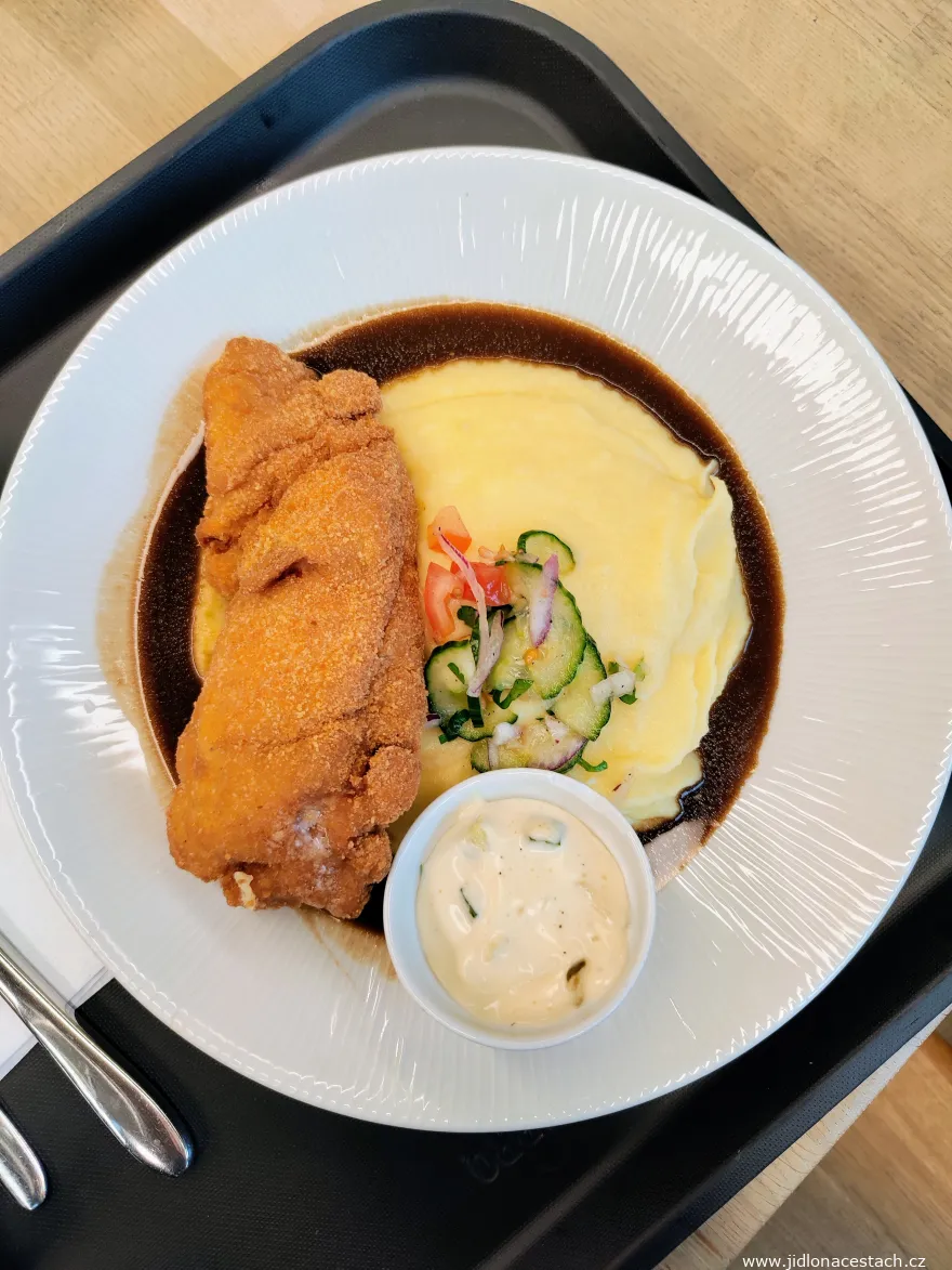 Jídelna Jídlovice Karlín: kuřecí cordon bleu plněný šunkou a sýrem. silnou šťávou, rajčatovo - okurkovou salsou a domácí tatarkou (185 Kč). Jídelna Jídlovice Karlín: kuřecí cordon bleu plněný šunkou a sýrem. silnou šťávou, rajčatovo - okurkovou salsou a domácí tatarkou (185 Kč).