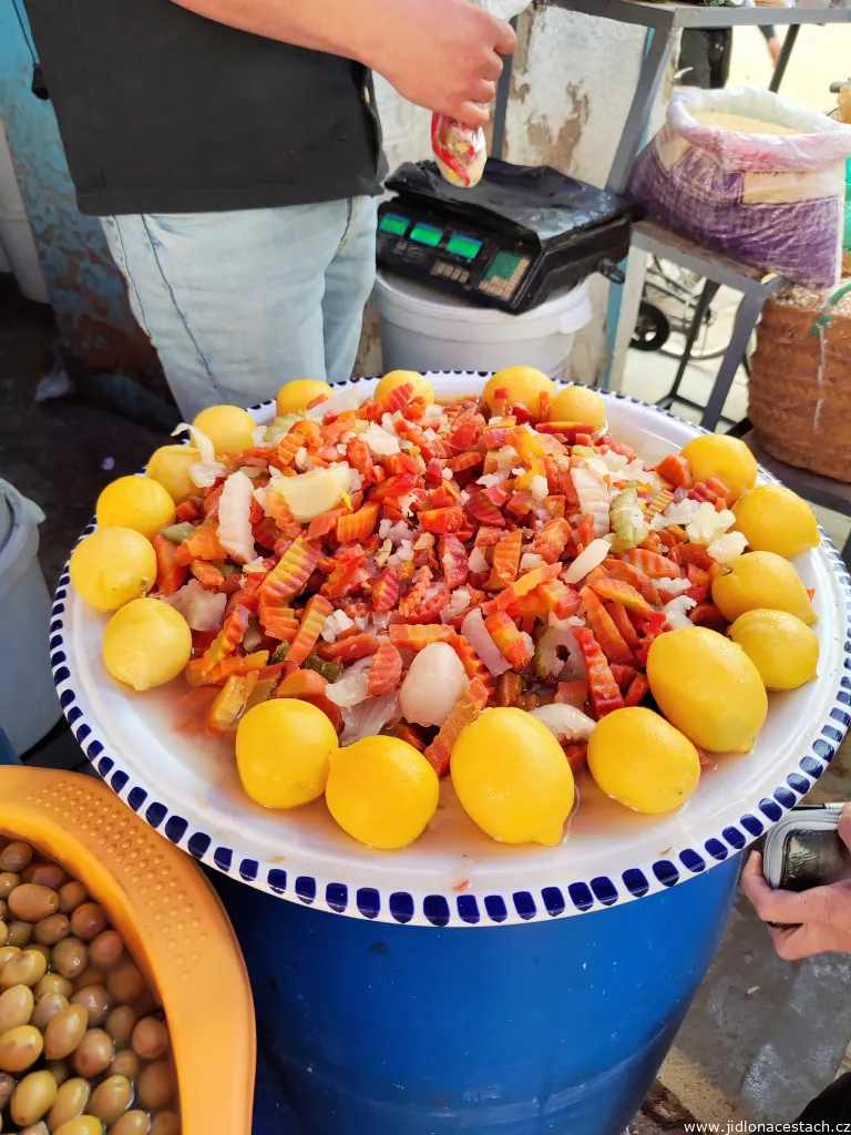 Märkte von Kairouan: eingelegtes Gemüse und Zitronen.