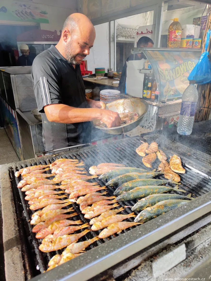 Märkte von Kairouan: Es gibt auch Bistros, in denen dir der Fisch gegrillt wird, den du dir gleich am Stand nebenan selbst aussuchst.