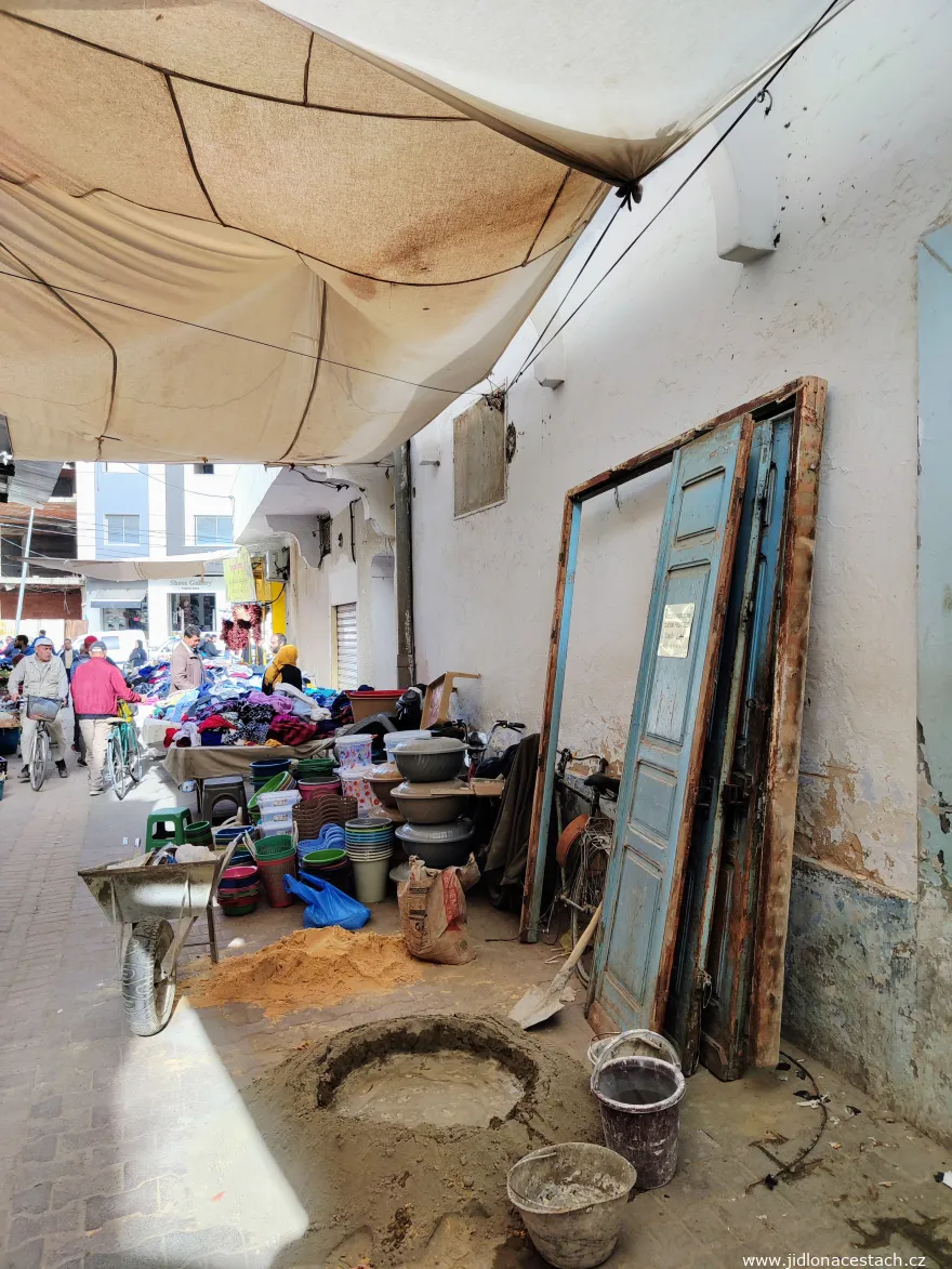 Märkte in Kairouan: Mörtel, direkt in der Gasse angerührt. Märkte in Kairouan: Mörtel, direkt in der Gasse angerührt.
