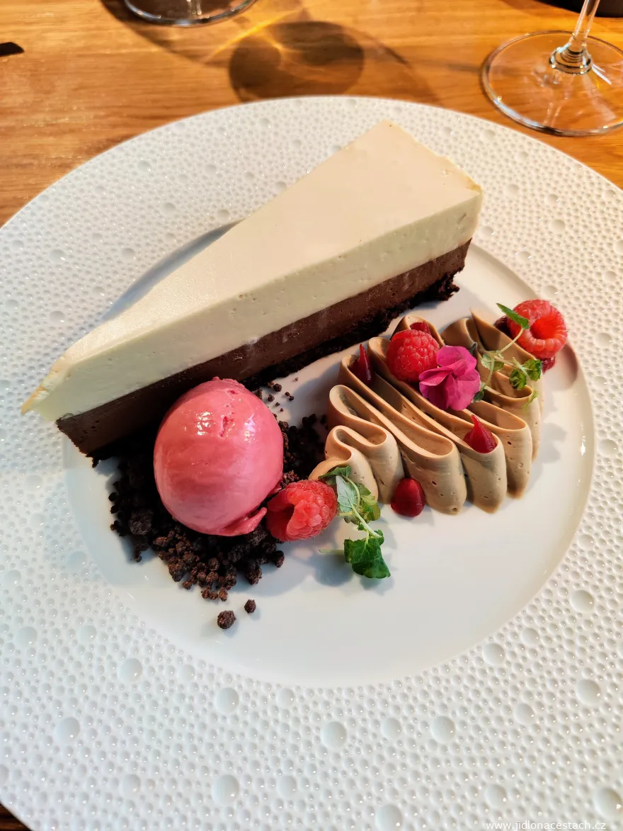 Reštaurácia Mlýnec: čokoládová torta s Baileys, Grand Marnier a malinový sorbet ako dezert. Reštaurácia Mlýnec: čokoládová torta s Baileys, Grand Marnier a malinový sorbet ako dezert.