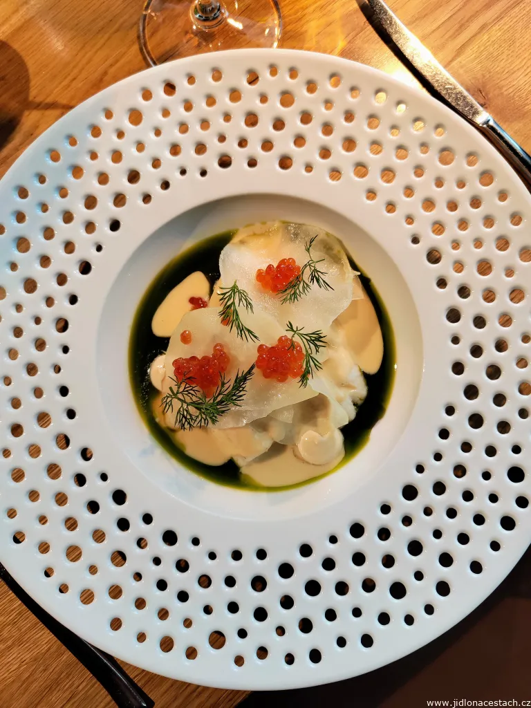 Reštaurácia Mlýnec, obedové menu: pošírovaný zubáč, kaleráb, chren, kôpor a kaviár. Reštaurácia Mlýnec, obedové menu: pošírovaný zubáč, kaleráb, chren, kôpor a kaviár.