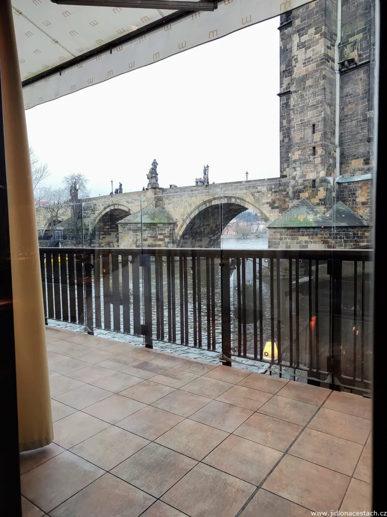 Restaurace Mlýnec: výhled od stolu na Karlův most.