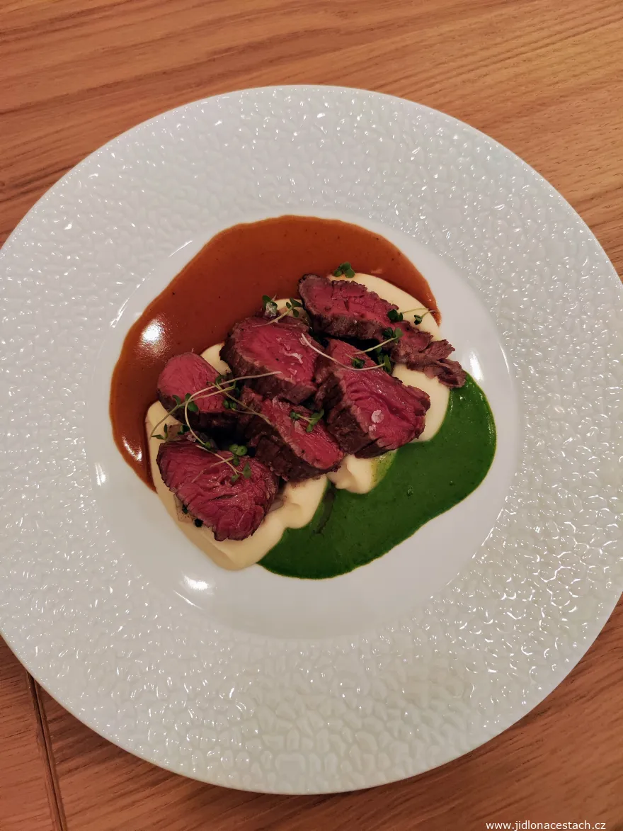 Włoska restauracja La Vita: dojrzewająca polędwica wołowa, skorzonera, esencjonalny sos.