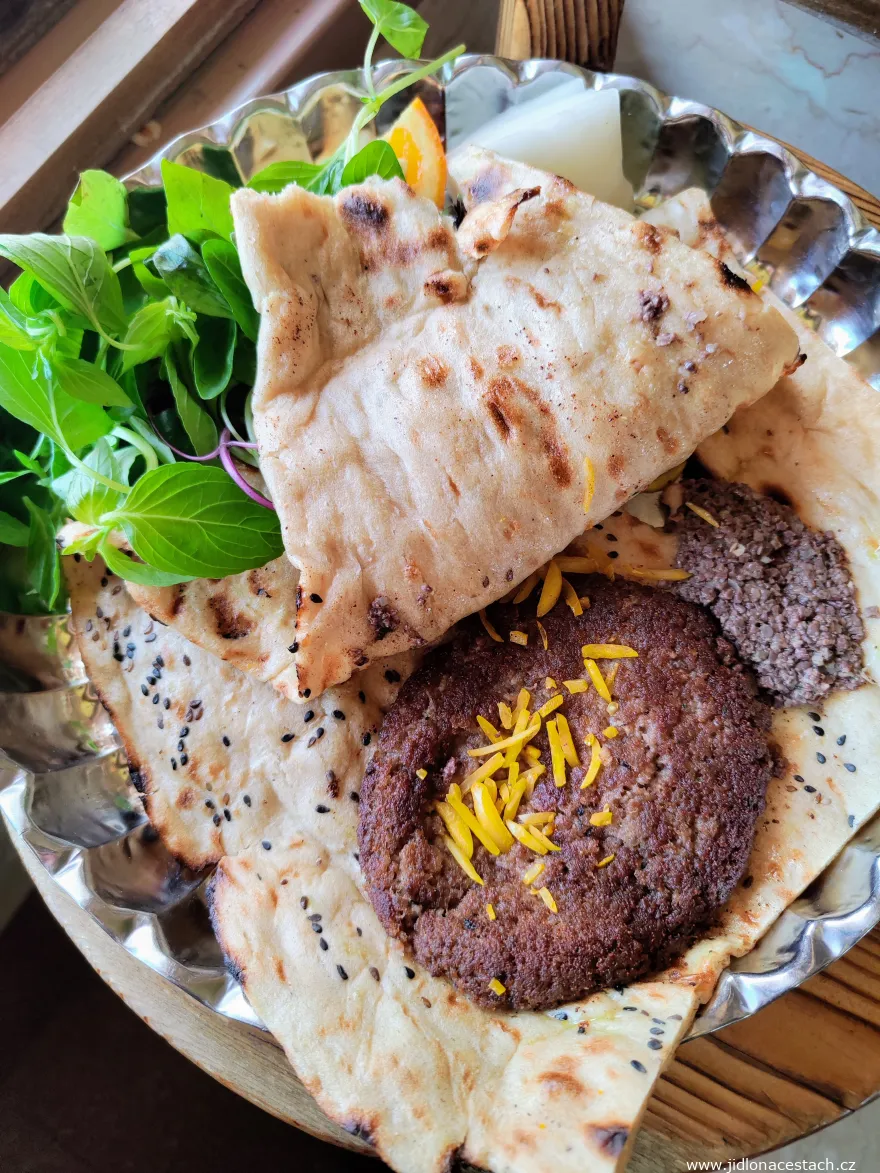 Beryani: Lammhackfleisch auf Fladenbrot. Auf dem Teller fehlen die typischen Kräuter, Zwiebeln und Orangen nicht. Beryani: Lammhackfleisch auf Fladenbrot. Auf dem Teller fehlen die typischen Kräuter, Zwiebeln und Orangen nicht.