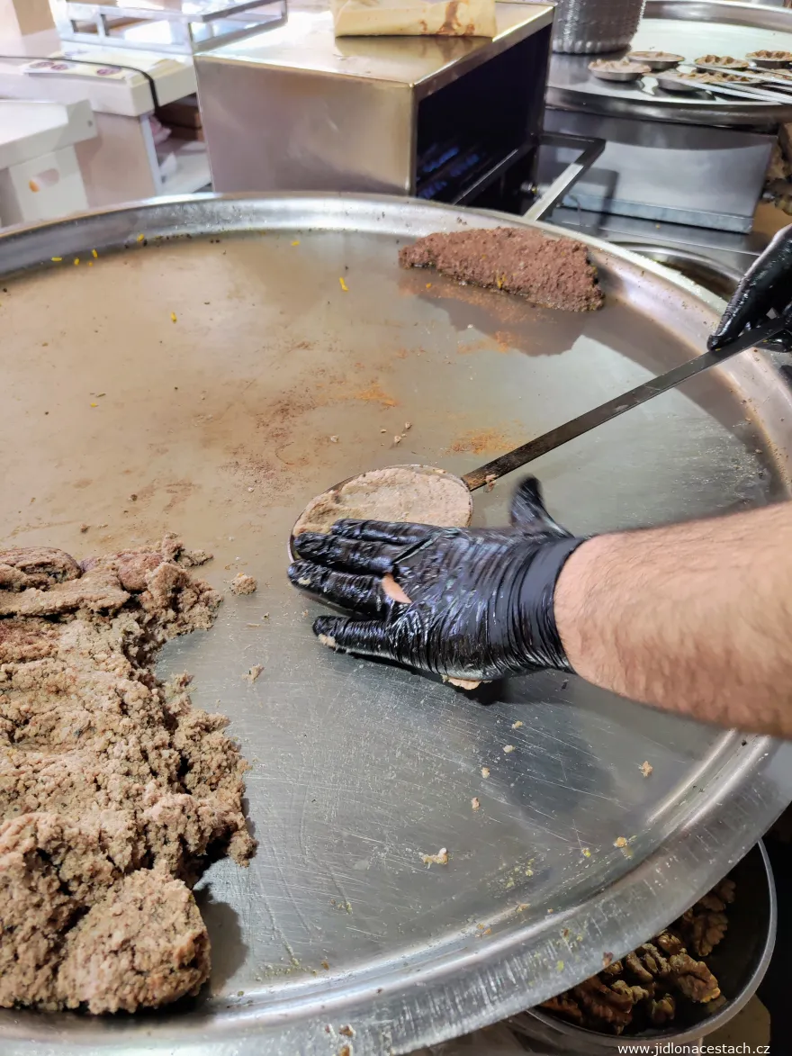 Beryani: Das Lammhackfleisch wird in spezielle Pfännchen gefüllt und kurz gegrillt. Im rechten Teil der großen Pfanne ist gehackte Lammlunge zu sehen, ein weiterer wichtiger Bestandteil des Gerichts. Beryani: Das Lammhackfleisch wird in spezielle Pfännchen gefüllt und kurz gegrillt. Im rechten Teil der großen Pfanne ist gehackte Lammlunge zu sehen, ein weiterer wichtiger Bestandteil des Gerichts.