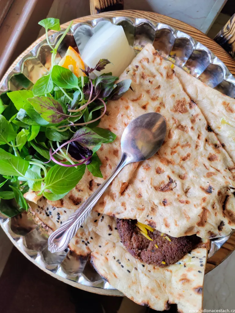 Beryani: Lammhackfleisch auf Fladenbrot. Beryani: Lammhackfleisch auf Fladenbrot.