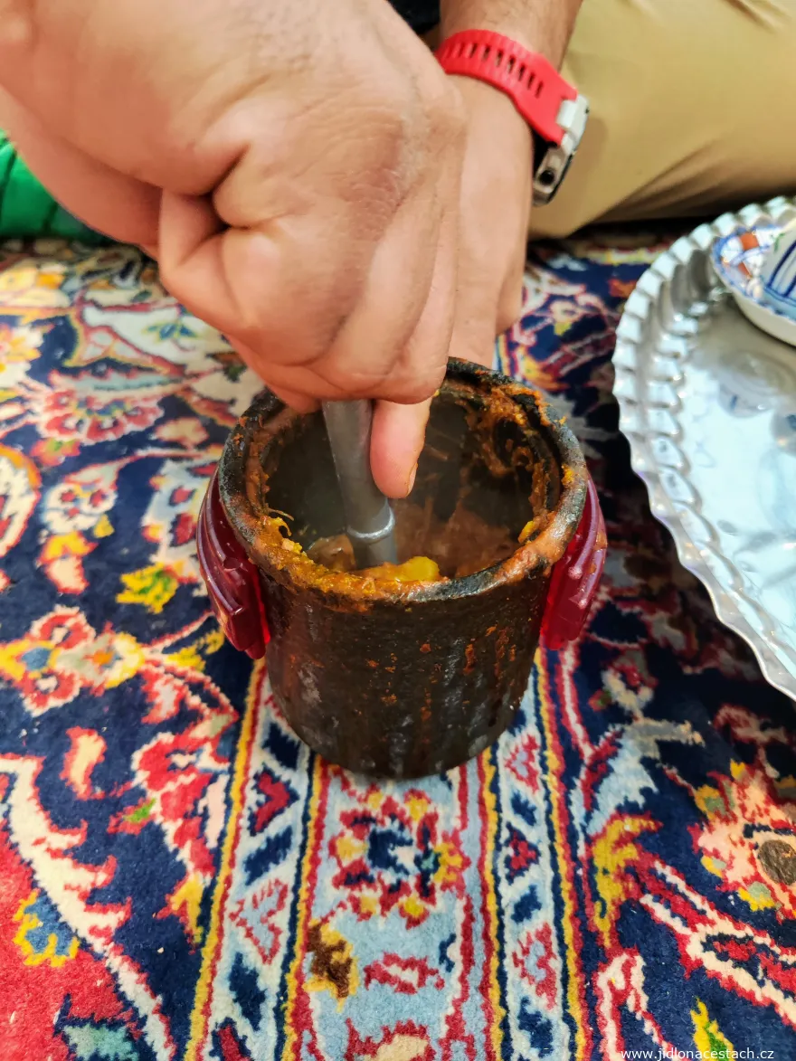 Dizi: der feste Teil des Gerichts wird danach mit dem Fleischstampfer zerdrückt. Dizi: der feste Teil des Gerichts wird danach mit dem Fleischstampfer zerdrückt.