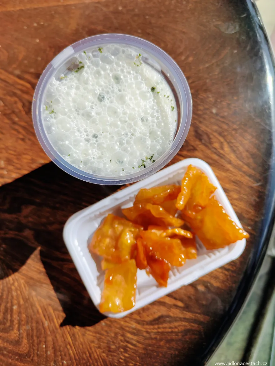 Un doogh et une douceur appelée gosh-e fil. Ce mariage d'acidité et de sucre est typique d'Ispahan. Un doogh et une douceur appelée gosh-e fil. Ce mariage d'acidité et de sucre est typique d'Ispahan.