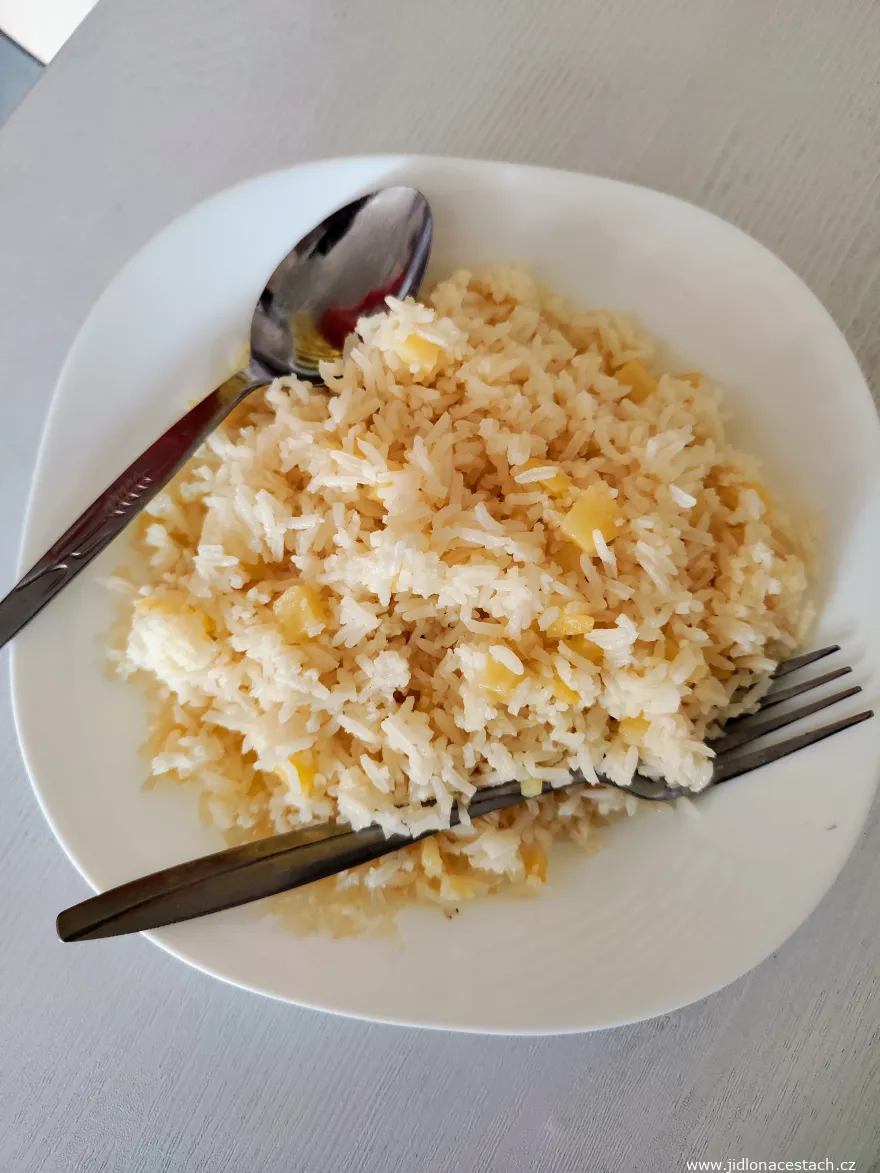 Estamboli polo: il piatto iraniano di riso e patate nella versione più semplice. Estamboli polo: il piatto iraniano di riso e patate nella versione più semplice.