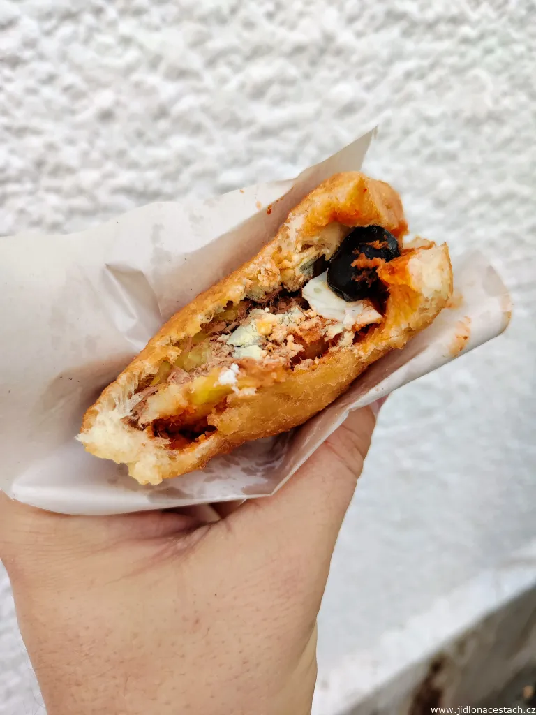 Tunesisches Fricassé: Füllung aus Thunfisch, Kartoffeln, Eiern und Oliven, abgerundet mit Harissa.