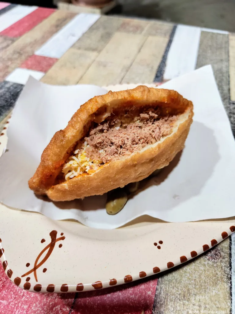Fricassé: typisches tunesisches Street Food. Fricassé: typisches tunesisches Street Food.