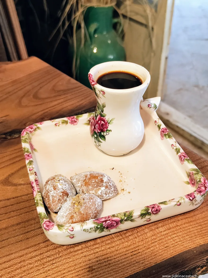 Le Ghahve Yazdi avec quelques morceaux de qottab, une douceur elle aussi typique de Yazd. Le Ghahve Yazdi avec quelques morceaux de qottab, une douceur elle aussi typique de Yazd.