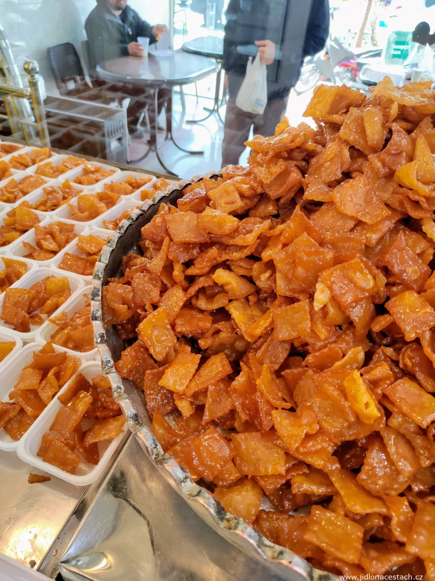 Wie beliebt diese Kombination in Isfahan ist, zeigt schon die riesige Schüssel mit frisch frittiertem Gosh-e fil. Wie beliebt diese Kombination in Isfahan ist, zeigt schon die riesige Schüssel mit frisch frittiertem Gosh-e fil.