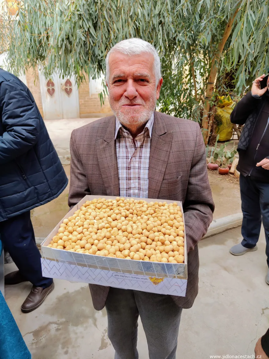 Un Iranien qui offre des douceurs locales aux passants dans le cadre de la tradition du nazr. Un Iranien qui offre des douceurs locales aux passants dans le cadre de la tradition du nazr.