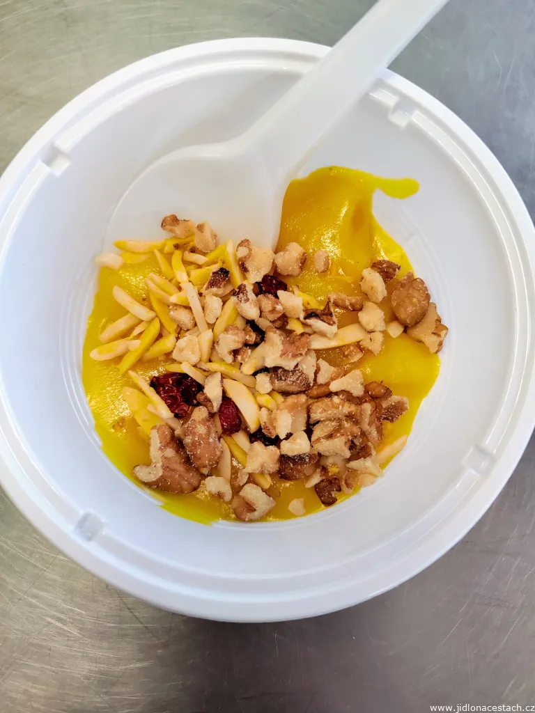Halva zard: iránska sladká šafranová kaša. Halva zard: iránska sladká šafranová kaša.