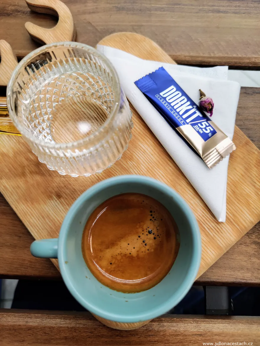 Kaffee aus 100 Prozent Arabica in einem gehobeneren iranischen Café in Isfahan. Preis: 300.000 IRR (0,35 EUR, Februar 2025). Kaffee aus 100 Prozent Arabica in einem gehobeneren iranischen Café in Isfahan. Preis: 300.000 IRR (0,35 EUR, Februar 2025).
