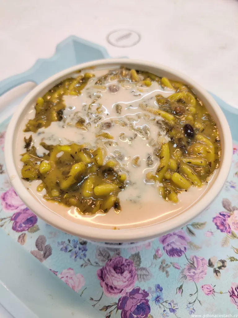 Ash reshteh: die iranische Nationalsuppe. Diese hier ist obenauf reichlich mit fermentierter Molke Kashk übergossen.