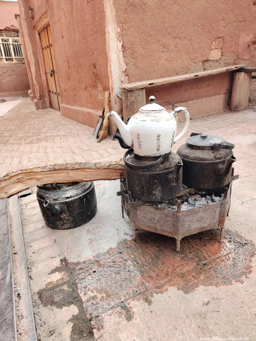 Teebereitung direkt auf der Straße im iranischen Dörfchen Abyaneh. Auch hier entsteht der starke Teeaufguss in einer Keramikkanne, die auf einer weiteren Metallkanne mit heißem Wasser zum Verdünnen steht. Die Metallkanne wärmt ein Feuer. Teebereitung direkt auf der Straße im iranischen Dörfchen Abyaneh. Auch hier entsteht der starke Teeaufguss in einer Keramikkanne, die auf einer weiteren Metallkanne mit heißem Wasser zum Verdünnen steht. Die Metallkanne wärmt ein Feuer.