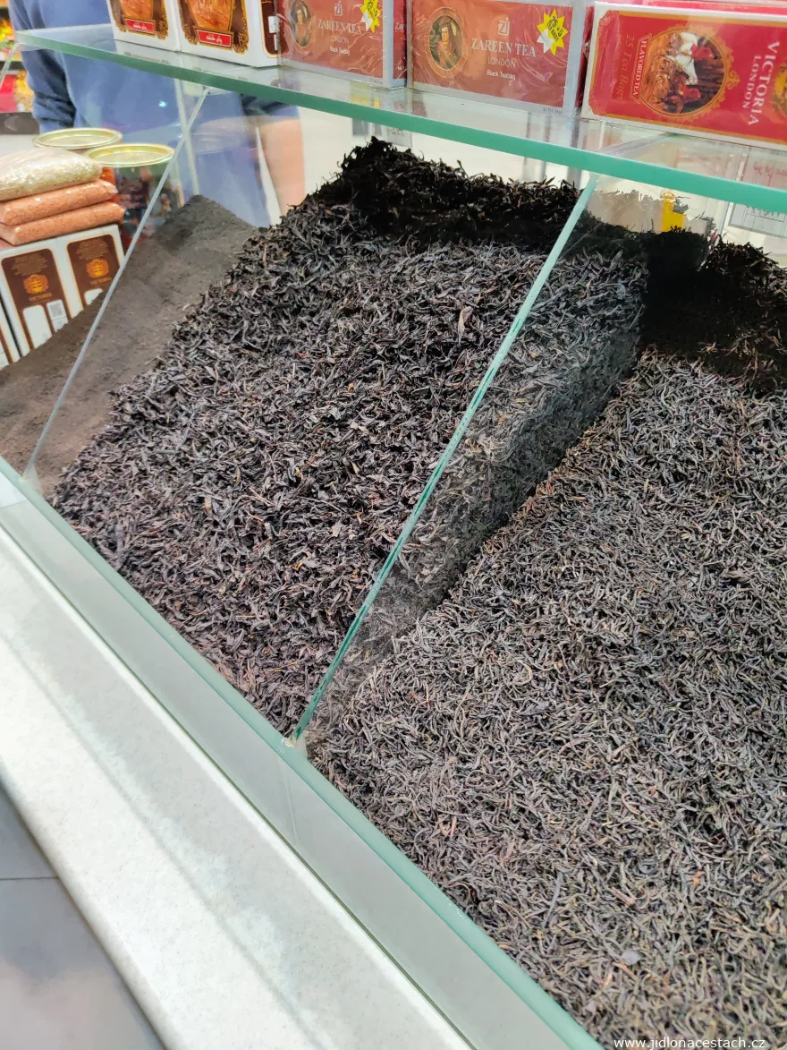 Loser Tee in einem der vielen Läden in Isfahan. Nur der in der Mitte ist einheimisch, iranisch (aus Gilan).