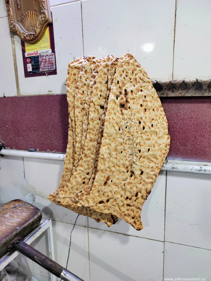 Des sangak tout juste cuits refroidissent sur un crochet. Remarquez à quel point les pains ont tous la même forme. Des sangak tout juste cuits refroidissent sur un crochet. Remarquez à quel point les pains ont tous la même forme.