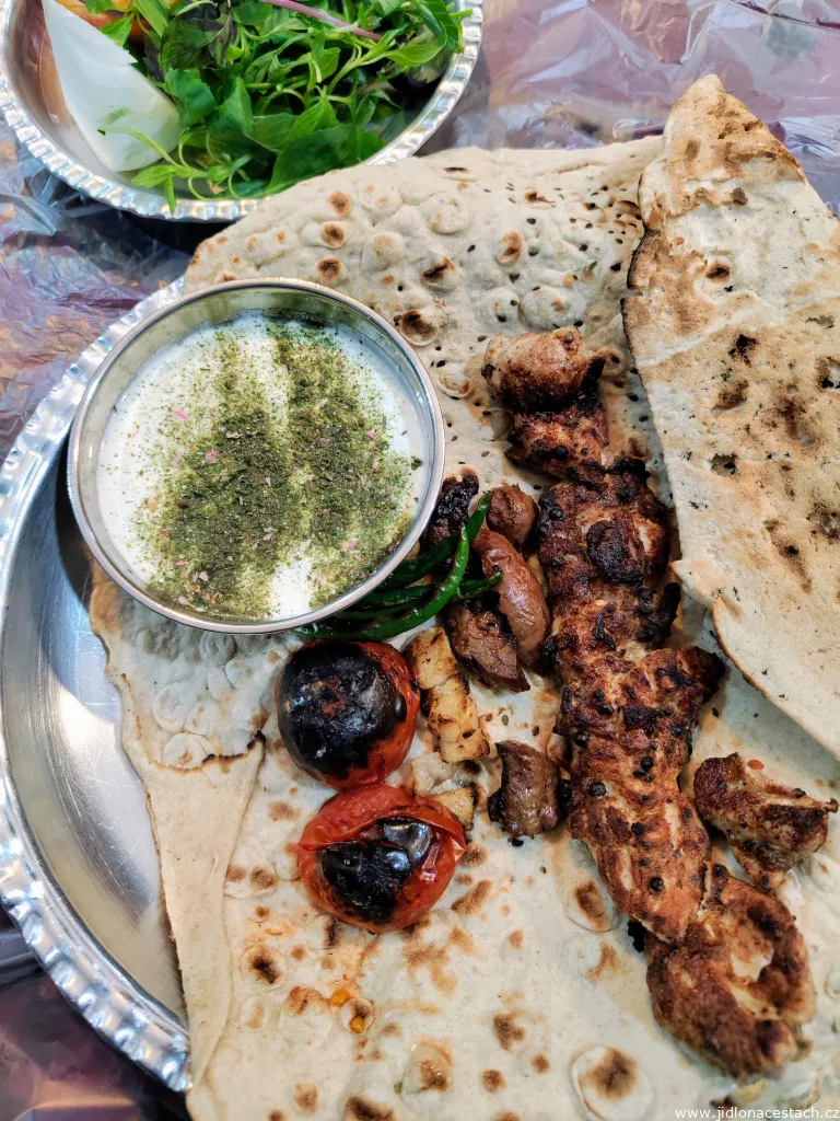 Typické íránské jídlo: kabab (maso grilované na ohni), mast-o musir (jogurtový dip), sabzi khordan (miska bylinek) a chléb. 