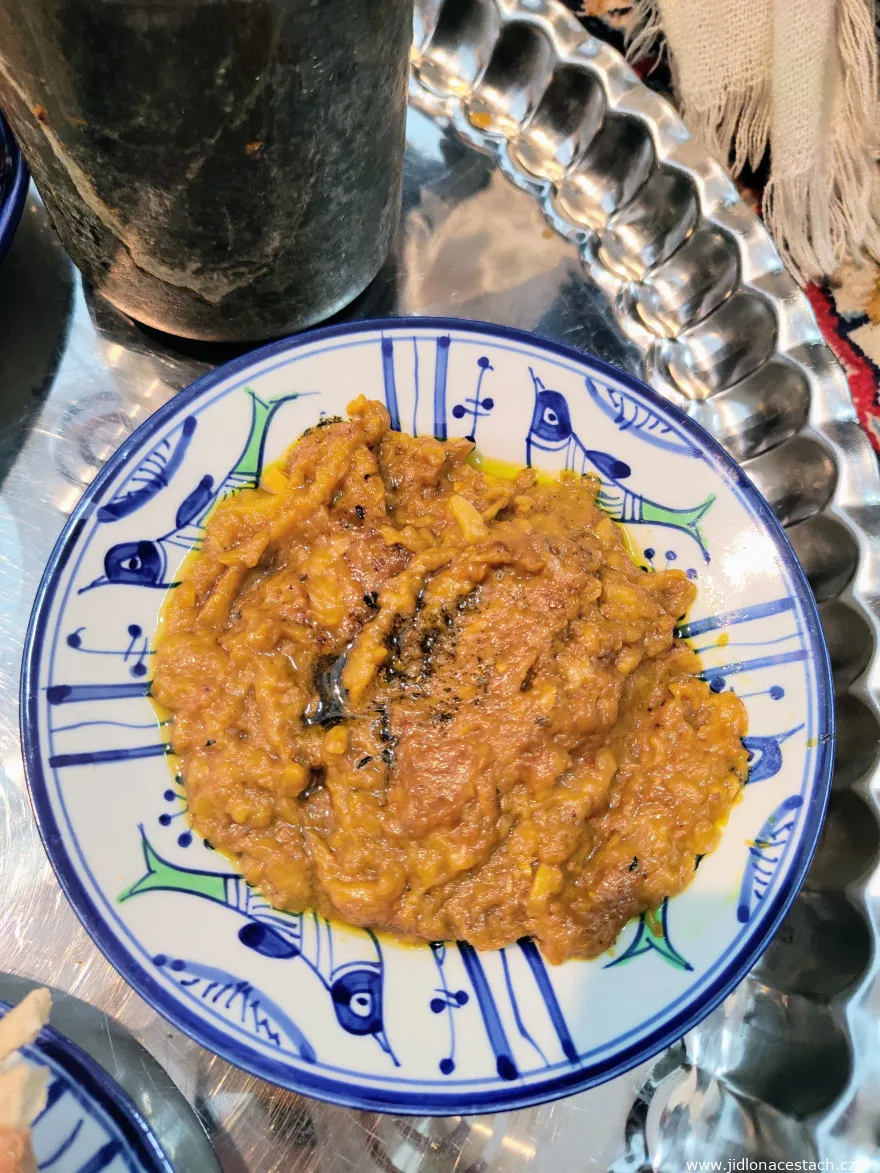 Kashk-e bademjan : le plat iranien à l'aubergine et au petit-lait fermenté kashk. Kashk-e bademjan : le plat iranien à l'aubergine et au petit-lait fermenté kashk.