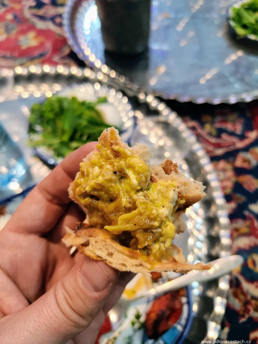 Kashk-e bademjan : cette entrée se déguste traditionnellement avec du pain. Kashk-e bademjan : cette entrée se déguste traditionnellement avec du pain.