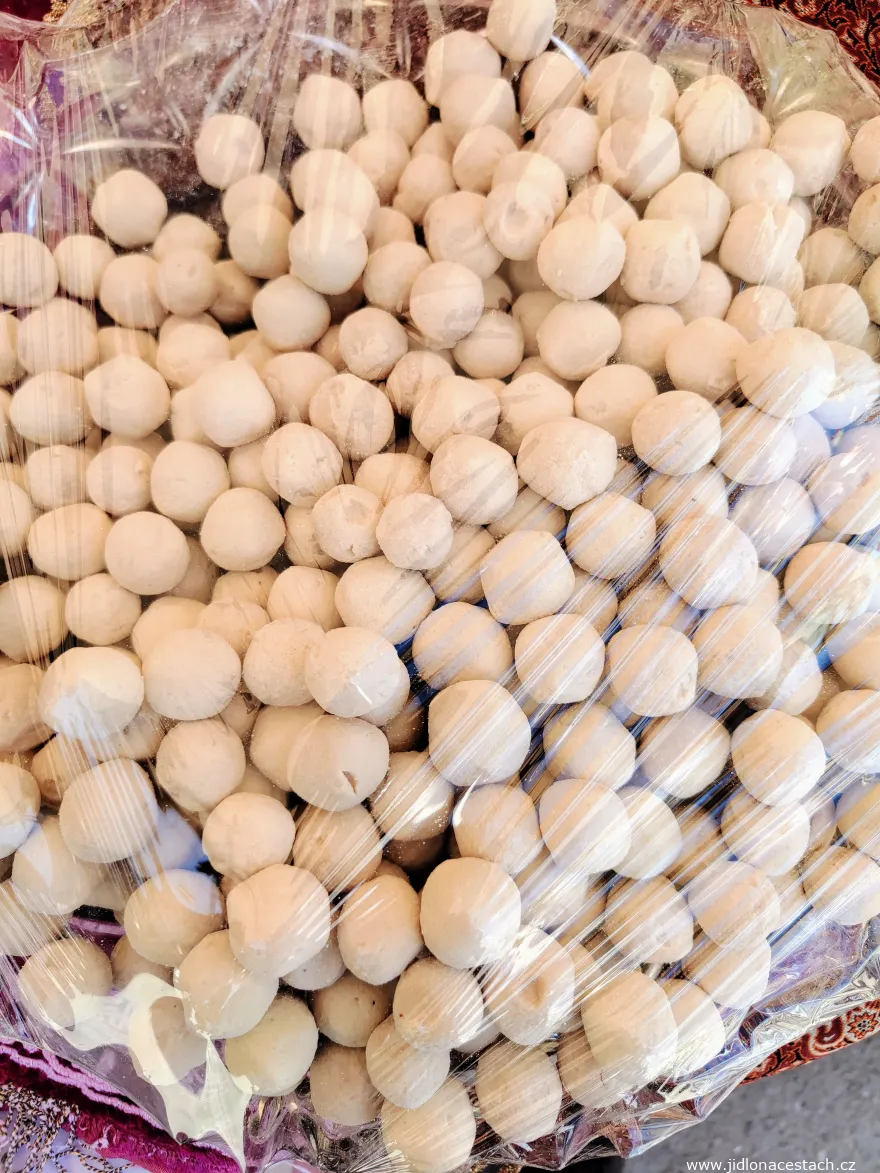 Kashk: die iranische fermentierte Molke in Form kleiner Kügelchen. Kashk: die iranische fermentierte Molke in Form kleiner Kügelchen.