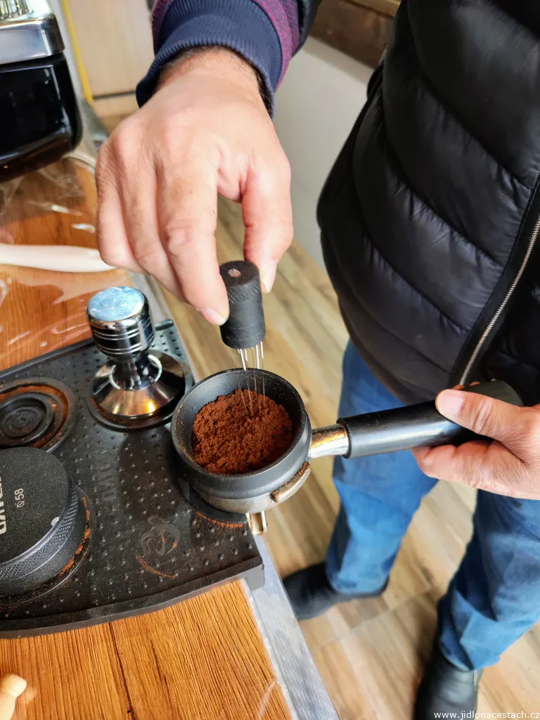 Příprava espressa v pouliční kavárně v íránském městě Isfahán. Použití WDT (Weiss Distribution Technique) nástroje jsem zde rozhodně nečekal. I toto espresso ze stoprocentní arabiky stálo 300 000 IRR (9 Kč, únor 2025).