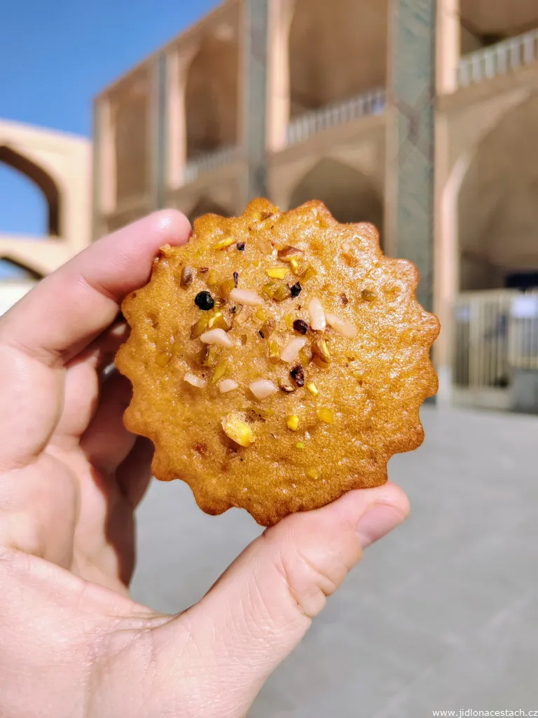 Kek-e Yazdi: koláček podobný muffinu, typická sladkost z města Jazd.